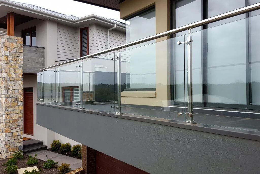 Balcony glass railing
